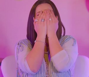 #LizbethRodriguez #video // Lizbeth Rodríguez revela que esta embarazada El 16 de enero, Lizbeth Rodríguez sorprendió a sus seguidores al anunciar en un emotivo video que está esperando un bebé. Aunque expresó felicidad por esta nueva etapa, también compartió los temores que la acompañaron debido a una dolorosa experiencia pasada. Lizbeth explicó que las críticas y el recuerdo de su pérdida anterior la llevaron a mantener en secreto su embarazo durante los primeros meses, pero ahora se siente co