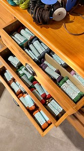 Préparation des lacets en cuirs ✨ On en a de toutes les épaisseurs et de toutes les couleurs ! Pour ceux qui peuvent venir au magasin n’hésitez pas à faire les curieux et à ouvrir les tiroirs ☺️ et pour les autres vous retrouverez toutes les références sur notre site : www.lapeausserie.fr/ (lien dans la bio) | La Peausserie