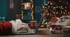 Weihnachtsmann verbindet Online- und soziale Netzwerke: Stockvideos & Filmmaterial (100 % lizenzfrei) 1061354485 | Shutterstock