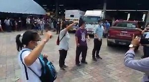 SEJARAH TAK PERNAH MENIPU.. ketika Najib berkuasa dulu dia cerca kaum Cina yg tidak menyokong BN. Katanya Najib turun Penang tadi disambut dengan protes dari rakyat. Tahniah orang Penang jangan bagi muka kat Penyamun Kemaluan Negara! | Suara Rakyat - SR