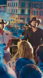 She loves a small town boy like me / Ela gosta só de caras assim ❤️🤠 Fernando & Sorocaba @dustinlynch #FernandoeSorocaba #DustinLynch | Fernando e Sorocaba