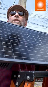 ¡Cuidado Juanjo! No subas tan alto. Es que nos quiere mostrar la LEDVANCE® SOLAR STREETLIGHT. Nuestra luminaria LED para alumbrado público de alta eficiencia. Porque él sabe que somos especialistas en brindar soluciones. #LEDVANCE #ledvanceargentina #light #led #luminaria #StreetSolar #alumbrado | LEDVANCE Argentina