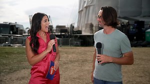 Hey, Willie Nelson! Can you give Jake Owen a call when you see this? We’ve got some questions! Don’t miss our talk with Jake on #cmtHot20 TOMORROW at 9a/8c on @CMT! | CMT Hot 20 Countdown