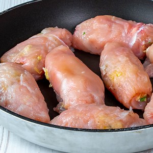 24K views · 371 reactions | SUPER rapid! Cand am piept de pui, il gatesc doar asa Ingrediente: piept de pui - 500 g sare - 5 g piper negru - 3g pentru umplutură: ciuperci - 250 g ulei de măsline - 25 ml usturoi - 2 căței cașcaval - 120 g maioneză - 30 g pătrunjel - 20 g sare - 5 g piper negru - 3 g pentru înmuiere: ouă - 3 buc pesmet - 200 g ulei - 100 ml | Savuros.TV | Facebook