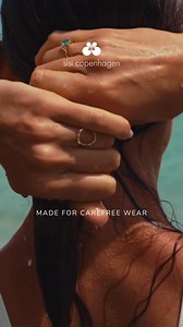 Solrike dager, strandturer og sene sommerkvelder? Våre smykker i 9 kt. massivt gull er skapt for å være med – uansett hvor sommeren tar deg. Holdbare, tidløse og laget for å brukes – hver dag. Utforsk smykker for den bekymringsfrie sommeren i massivt gull på sisicph.no/9kt ♡ | Sisi Copenhagen