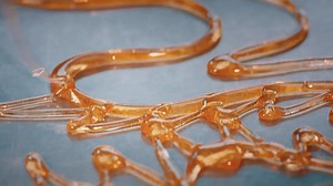 Sugar sculpture is a traditional Chinese folk art using hot caramel to create figures. Sugar sculptures have a variety of themes that come from life, and the finished products are both sweet candies and ornamental works of art. In 2008, it was included in the second batch of the national intangible cultural heritage list. #sugarsculpture #tradition #culture #heritage #artwork #handicraft credit ：格物集_LifeArt | wowourheritage