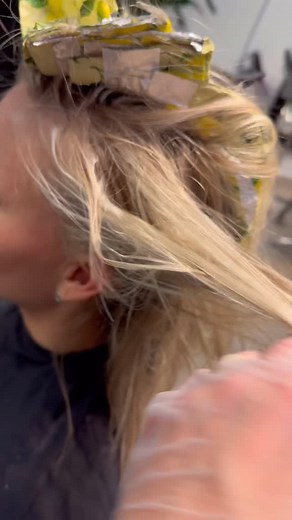 👌👌👌 #jennikaskikallio #frisöruppsala #uppsalafrisör #dagnyfrisör #föreochefter #sling #framarfoils #highlights #folieslingor | Hair by Jenni Kaskikallio