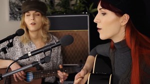 Sound Of Silence - MonaLisa Twins (Simon & Garfunkel Cover) Esta canción nació de la inspiración de Paul Simon, que formó con Art Garfunkel uno de los más famosos dúos de los años 70 y 80. La canción pasó desapercibida en su primera edición, a principios de 1964, pero luego llegó a alcanzar el número 1 de las listas norteamericanas en 1966. Según cuenta Paul, le vino la inspiración a raíz el asesinato de John F. Kennedy a finales de 1963, tras el trauma que dejó en la sociedad de su época, y ref