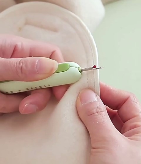 Ultimate Sewing Companion: 2-in-1 Seam Ripper and Needle Threader - Effortless Thread Removal and Seam Repair for Crafting and Knitting (Green)