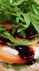 (NL👇🏻)🌤 Notre rituel matinal ? Du frais et du fait maison ! 💚 La team Deli met tout son cœur chaque jour pour vous préparer des salades et des wraps faits sur place 🌯 🥗 Résultat ? Des légumes qui croquent sous la dent et des goûts authentiques chaque midi ! Bon appétit 😋 #7JoursSur7 > Il y a toujours une bonne raison de se faire un p’tit Deli ! 📍Delitraiteur : plats préparés - pain frais - salades et sandwiches faits maison | marques belges et producteurs belges | idées cadeaux | magasin