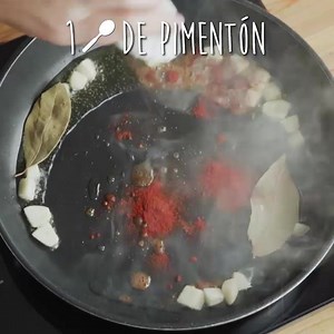 ¿Y si vamos abriendo boca con estos Boquerones en escabeche 🐟? Un plato muy veraniego y una muy buena idea de aprovechamiento cuando sobran boquerones fritos en casa. Aquí te dejamos la #receta: 👉 http://bit.ly/2IJh7DN #RecetasLaMasia | La Masía