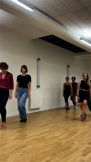 Cours de Tango de Scène à Paris Tous les lundis de 21h à 22h 9 rue Cadet, 75009 Andrea Kuna (Vice-championne du monde de Tango de Scène 2022) & Jose Peluaga Rejoins nos cours ! Nous serons ravis de t’accompagner dans ton exploration artistique et technique du tango de scène. Plus d’infos sur ecoledetangodeparis.com Mes chaussures sont de Percanta Zapatos #tangoaparis #stagetango #tangodance #tangoargentino | Andrea Kuna