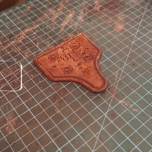 Colour, calm, and custom feels 🎨✨ . . . . . . #nikalleather #madeincq #handpaintedleather #leatherkeychain #Australianmade #customleathergoods #leathercrafts #smallbusinessau #customgiftideas #westernboho #bohostyle #pinkandturquoise #etsyshopaustralia | Nikal Leather