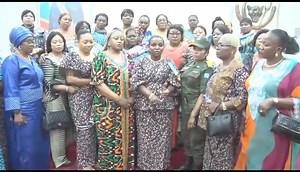 Des personnes sans titres ni droit veulent semer du désordre au sein de l'association des épouses des militaires et de la Police. Pour mettre un terme à cette situation et remettre de l'ordre dans ce secteur, ne pourrons désormais engager les épouses des militaires et policiers que des femmes revêtues de cette qualité et reconnus par les statuts de l'association des épouses militaires et de l'association des épouses des policiers pour le développement. Ces femmes ont tenu à le dire au Chef d'Eta