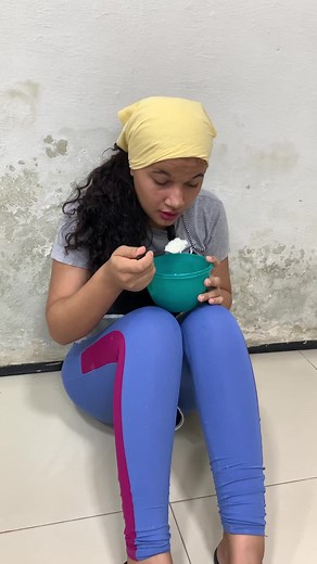 Patrão surpreende empregada comendo no chão em sua casa