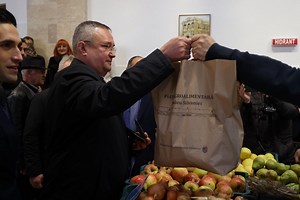 Nicolae Ciucă a inaugurat piaţa agroalimentară din Şimleu Silvaniei: a cumpărat ceapă şi mere