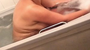 Voyeur chubby milf shaving Bath Time 2