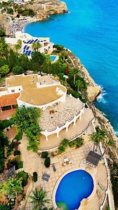 Unii și alții, de Licuța Pântia. Unii vor iubire, alții vor putere. Ascultați ce bine se potrivește această poezie cu aceste case care costă milioane de euro! 🙏🏻🙈😢 #alicante #españa #romania | Natural Planet.Ro