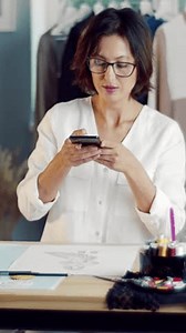 Un créateur de mode aux cheveux : vidéo de stock (100 % libre de droit) 3988198071 | Shutterstock