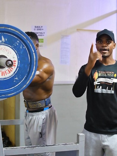 Kijana @rangerjames0 Akifanya Squats za 300kg