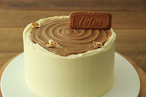 Eggless Lotus Biscoff Cake | bakewithlove