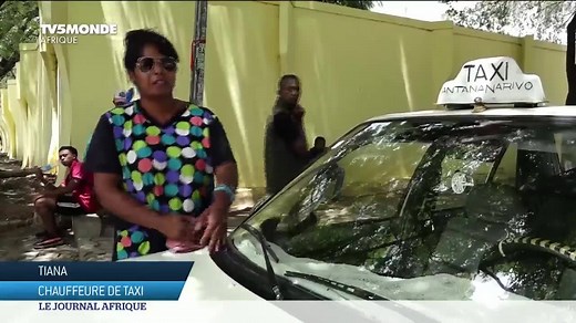 🇲🇬 À Madagascar les femmes au volant d'un taxi sont encore trop peu nombreuses. Antananarivo la capitale, n'en compte que 3, dont Tiana et sa 205 blanche. | TV5MONDE