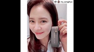 Song Ji Hyo update her IG, again 😂 Song Ji Hyo x Vidivici x Sbux !! Aww !! ❤️❤️❤️❤️ Cr : my_songjihyo IG | Song Ji Hyo & Kim Jong Kook International