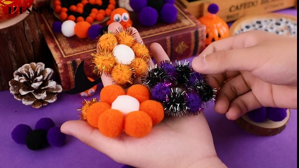Halloween Pom Poms Crafts,FEBSNOW 800 Pieces Assorted Craft Pompoms Fluffy Balls and Wiggle Eyes for Halloween Party DIY Creative Crafts Decorations Supplies