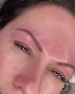 2K views | Lorsque la cliente a des sourcils mince et dense l’idéal pour elle est de faire un effet poil à poil car avec un simple effet ombré nous allons trop voir les poils naturel de celle-ci qui vont trop différer du tatouage… Voici un bon exemple ici de sourcils dense en forme de virgule dont nous ne pouvons voir la différence de ses vrais poils avec ceux de son maquillage permanent sourcils Perma_Brow 朗朗 | Permavie | Facebook