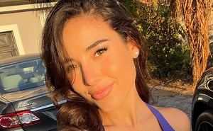 Angie Varona con bikini de una sola pieza derrite las redes al cien