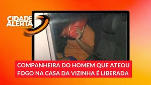 Companheira do homem que ateou fogo na casa da vizinha responde em liberdade. Para a polícia, ela relatou que o namorado de 20 anos jogou gasolina e acendeu um palito de fósforo na casa da vizinha e que ela não participou do crime. Samara Cristina, a vizinha de 25 anos, faleceu e mais 3 pessoas estão gravemente feridas. O crime aconteceu em Jaboatão dos Guararapes. #cidadealerta #cidadealertapernambuco #noticias #jornalismo #record #tvrecord #sistemaopinião #informação #tvguararapes #tvguararape