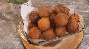 Des beignets au lait concentrer inratable 2 verres de farine 2 cs de lait en Poudre 1 cc de sel 1 cs de Levure instantanée 1 oeuf 1 verre de lait tiede 1/3 verre de lait concentré sucré 1 cc de Vanille 1/3 verre de sucre 2 cups flour 2 tbsp milk powdered 1 tsp salt 1 tbsp yeast 1 egg 1 cup warm milk 1/3 cup condensed milk 1/3 cup sugar 1 tsp vanilla extract #snacks #beignets #commentfairedesbeignets #recettefacile #cuisineafricaine #PETITFALLY #puffpuff | Les petites recette de Harleen