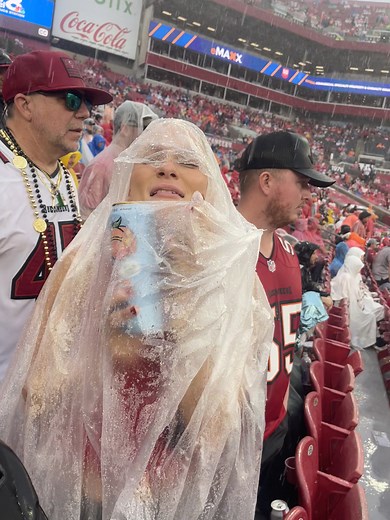 Girl uses a trash bag at the Bucs game to stay dry #wet #bucs #nfl #fyp #gobucs #rain #trashbag #foryou #tampa
