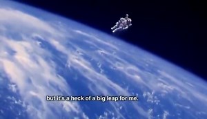 Bruce McCandless II realizando una caminata espacial sin ataduras. El 7 de febrero de 1984, Bruce se convirtió en el primer humano en flotar libremente (sin que nada lo sujete) en el espacio. | Cumbres Noticias