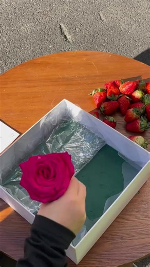 🌷💐🍓 #florist #flowerarrangement #giftwrapping #diygiftideas #flowergiftbox #flowerbox #rosebox #giftbox | FloralSupplies.com
