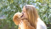 Jeune fille baiser son chien bon ami.