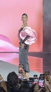 Pia Wurtzbach struts the runway during L'Oreal Paris Fashion Week. 🎥 gala.fr | emeemegirl #PiaWurtzbach #lorealfashionweek #lorealparis | Pageant Natin 'To