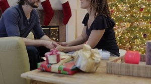 Mittlere Aufnahme einer Frau, die ihrem: Stockvideos & Filmmaterial (100 % lizenzfrei) 1012028843 | Shutterstock