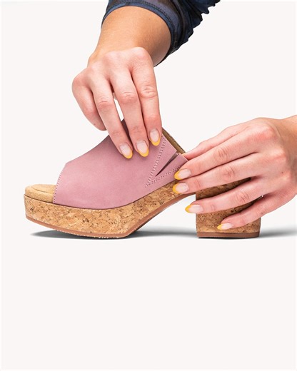 The Poppy Slide is made with the comfiest materials that stretch where you need it most. So, slip in and head to that dinner date in style 💅🏼. bit.ly/43QlV0W | Hush Puppies USA