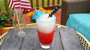 Easy patriotic drink, perfect for your Fourth of July celebration. http://bit.ly/1tAbw8G | Creative Ramblings