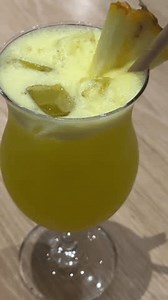 Cocktail tropical à l'intérieur Hand est : vidéo de stock (100 % libre de droit) 3863350839 | Shutterstock