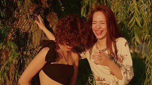 Duas mulheres rindo juntas perto de: vídeo stock (100% livre de direitos) 3621079177 | Shutterstock