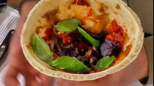 Prepárate para una explosión de sabor con las innovadoras recetas de brochetas de queso y pizza en forma de cono de Eduardo Osuna 👨🏻‍🍳😋 🌎🧀 #LaVueltaAlMundoEn80Sabores | Food Network Latinoamérica