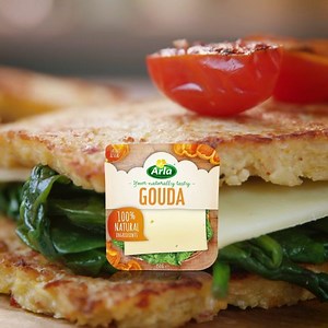 Built healthy and delicious sandwich with Arla Gouda Cheese! Ganti roti dengan Cauliflower Buns, haluskan kembang kol campur dengan telur dan garam secukupnya, panggang dalam pan hingga matang di kedua sisi #arla #gouda #arlaindonesia | Arla