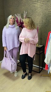 💕🌟Deze trui is heerlijk voor de winter, hangt hij binnenkort ook bij jou in de kast? 💕🌟 https://www.kipalohadamesmode.nl/search/Teddy trui met col/ 💕🌟 We hebben toch weer een heerlijke trui binnen voor de koudere dagen. De teddy trui met col, verkrijgbaar in 5 kleurtjes, draagbaar van maat 40 tot en met 46 en je shopt hem voor maar € 39,95 💕🌟 👖💥 De dames hebben hem hier gecombineerd met de Goodie broek, deze kost: €29,95 https://www.kipalohadamesmode.nl/search/GOODIES JEANS/ 👖💥 🎀👜 