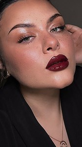 I love a wet eyelid makeup look, but I’ve always found gloss to be a bit too sticky and uncomfortable. That’s when I decided to experiment with an oil primer, and I’ve finally found the perfect solution! However, there’s a catch – this winning combo is best paired with @qudos.beauty mascara, the only one that can pass the test of an oily eyelid 🖤 Products used: @patmcgrathreal Star Wars Palette @mupmakeup_official Oily Primer @maxfactor Lip Liner @maybelline Matte Ink 50 Voyager #darklips #autu