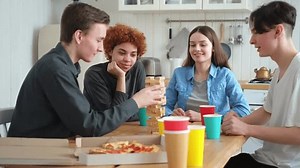 Fête à la maison. Des amis : vidéo de stock (100 % libre de droit) 1103048161 | Shutterstock