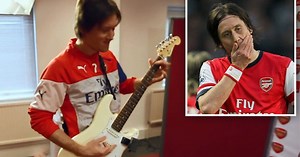 Rosický konečně v Arsenalu hraje! Ale zatím jen koledy na kytaru