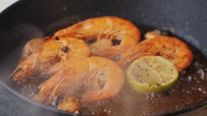 Pan avec crevettes grillées à la : vidéo de stock (100 % libre de droit) 1108134803 | Shutterstock