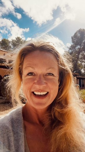 Heute reden wir mal Tacheles! 😜 Frage an Dich - und ich erwarte eine ehrliche Antwort: Wartest Du darauf, dass alle äußeren Umstände perfekt sind, damit Du ENDLICH glücklich und zufrieden bist? 👀 Wenn ja, dann muss ich Dir etwas sagen: Es ist DEIN Job mit den Ausreden aufzuhören und Dein Leben in die Hand zu nehmen, denn die äußeren Umständen werden nie perfekt sein. Denn Leben ist, was Du draus machst! ⭐️ Wenn Du konkrete Tipps haben willst, dann melde Dich doch für meine kostenfreie 5-tägige